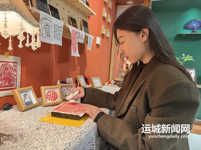 女孩张艳佳让非遗“潮”成日常澳门新葡京网页“00后”运城(图1)